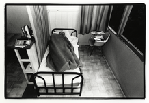 107740 Afbeelding van een Ghanese vluchteling in bed in een opvanghuis te Utrecht.